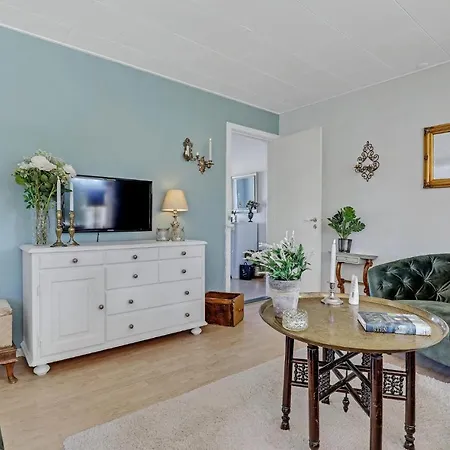 Semesterbostad Lovely Home In Gudhjem With Wifi