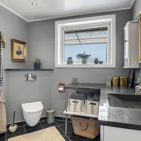 Lovely Home In Gudhjem With Wifi *